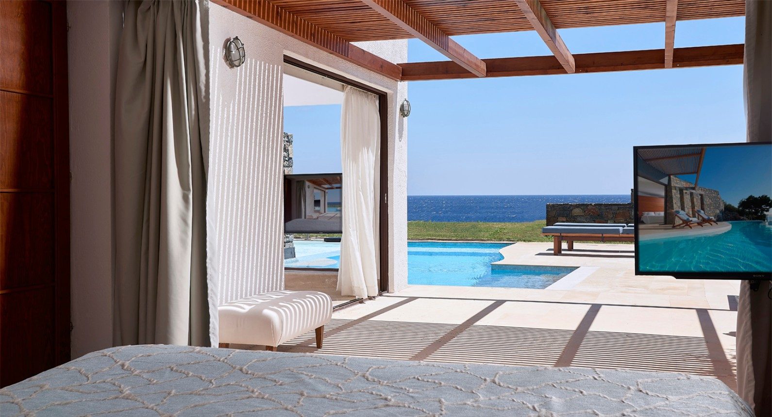 aiolos-–-club-suite-private-pool-seafront-1.jpg