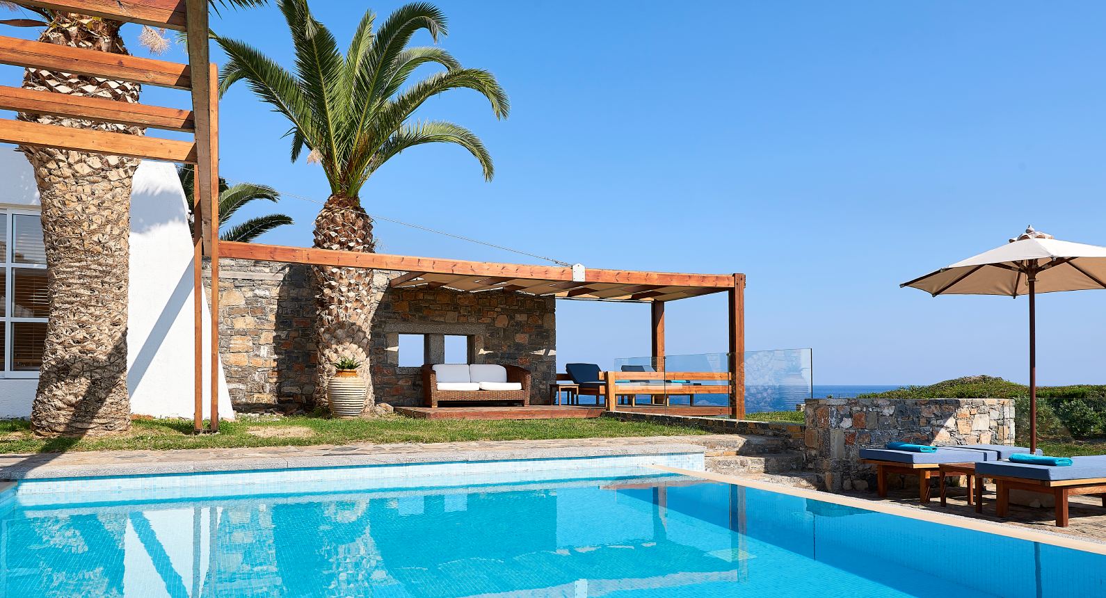 aphrodites-house-–-club-suite-3-bedroom-private-pool-seafront-4.jpg