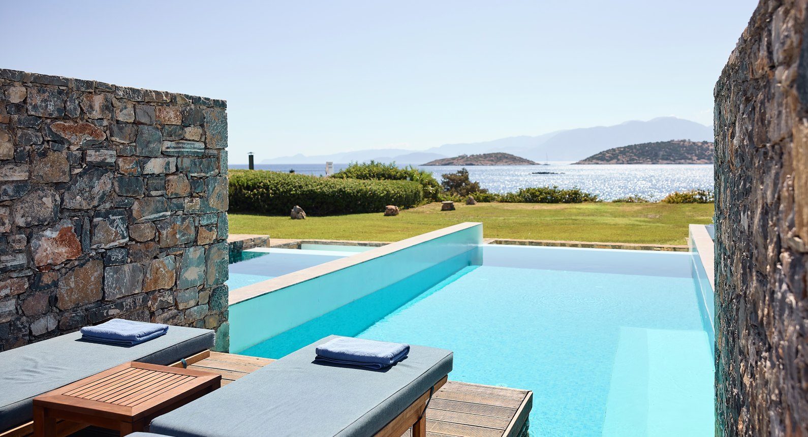 classic-studio-private-pool-sea-view-1-1-1.jpg