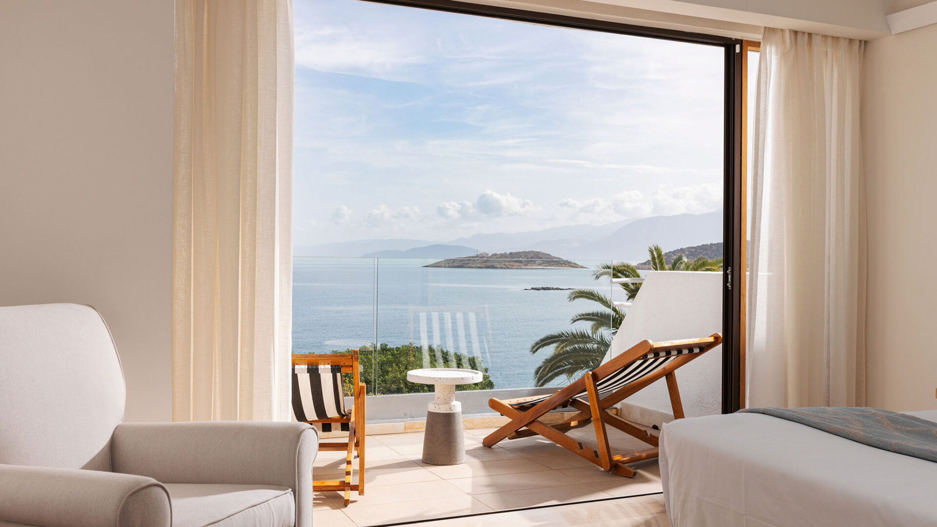 classic-suite-1-bdrm-sea-view-1_hero_2055x1155.jpg