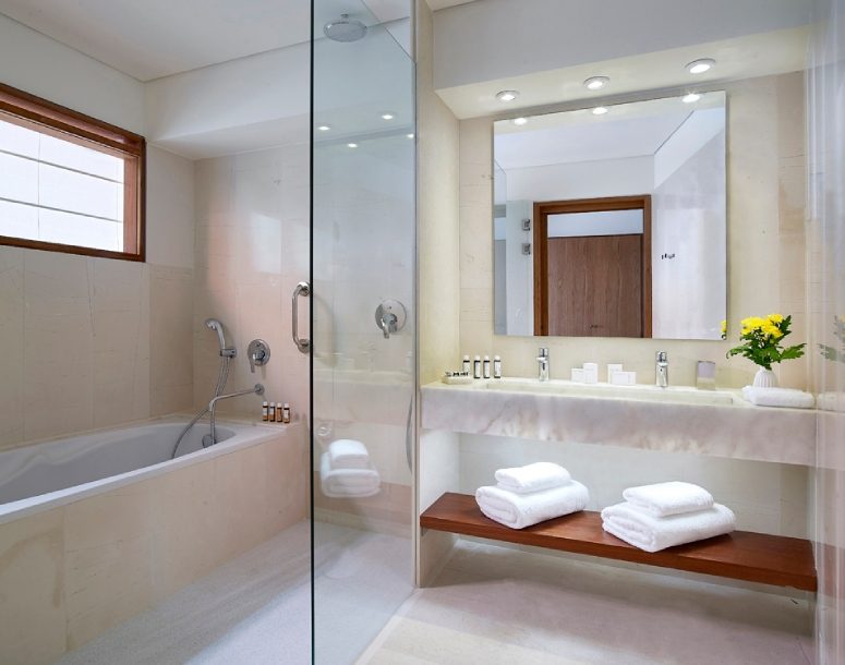 classic-suite-1-bdrm-sea-view-bath.jpg